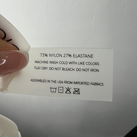 Gigi C Eden White Sport Bra Plunge Neck Laser Cut Criss-Cross Strap Size X-Small - Picture 6 of 6